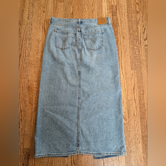 Levi's Premium Women's Mid-Rise Light Blue Denim Ankle Skirt Size 31 - Picture 2 of 5